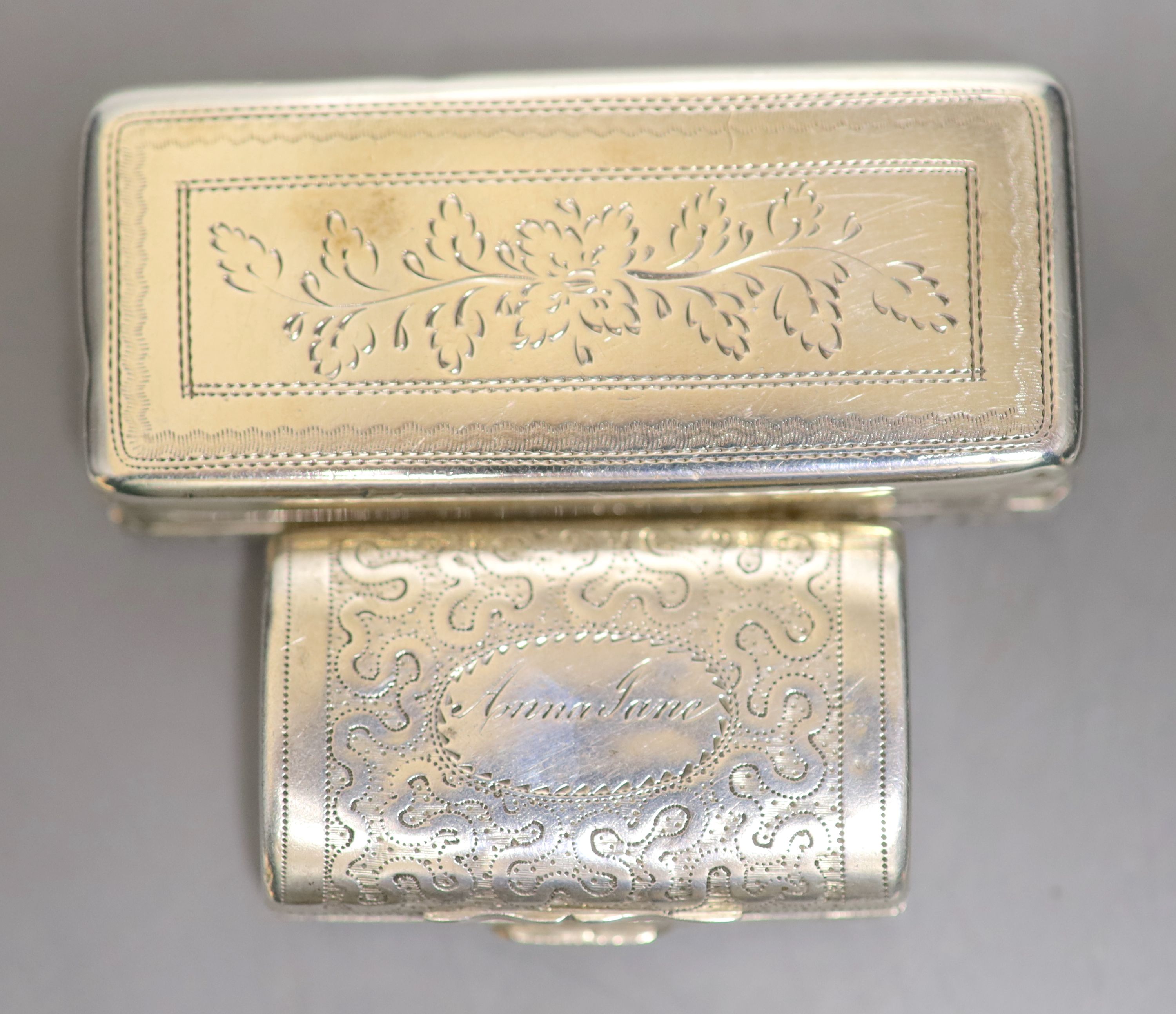 A George III silver vinaigrette and a George IV silver snuff box, W 3.75cm & 6cm